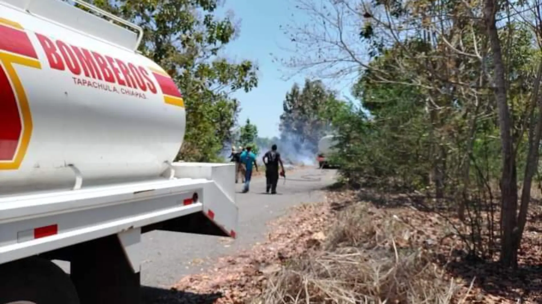 BOMBEROS ATENDIENDO INCENDIO 